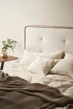 Sänggavlar|Jotex CLIFTON Sänggavel 160 Cm Naturvit/greige piping