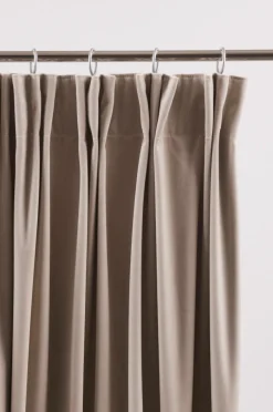 Sammetsgardiner|Multifunktionsgardiner|Jotex ELSIE Mörkläggningsgardin - 1 Längd Beige