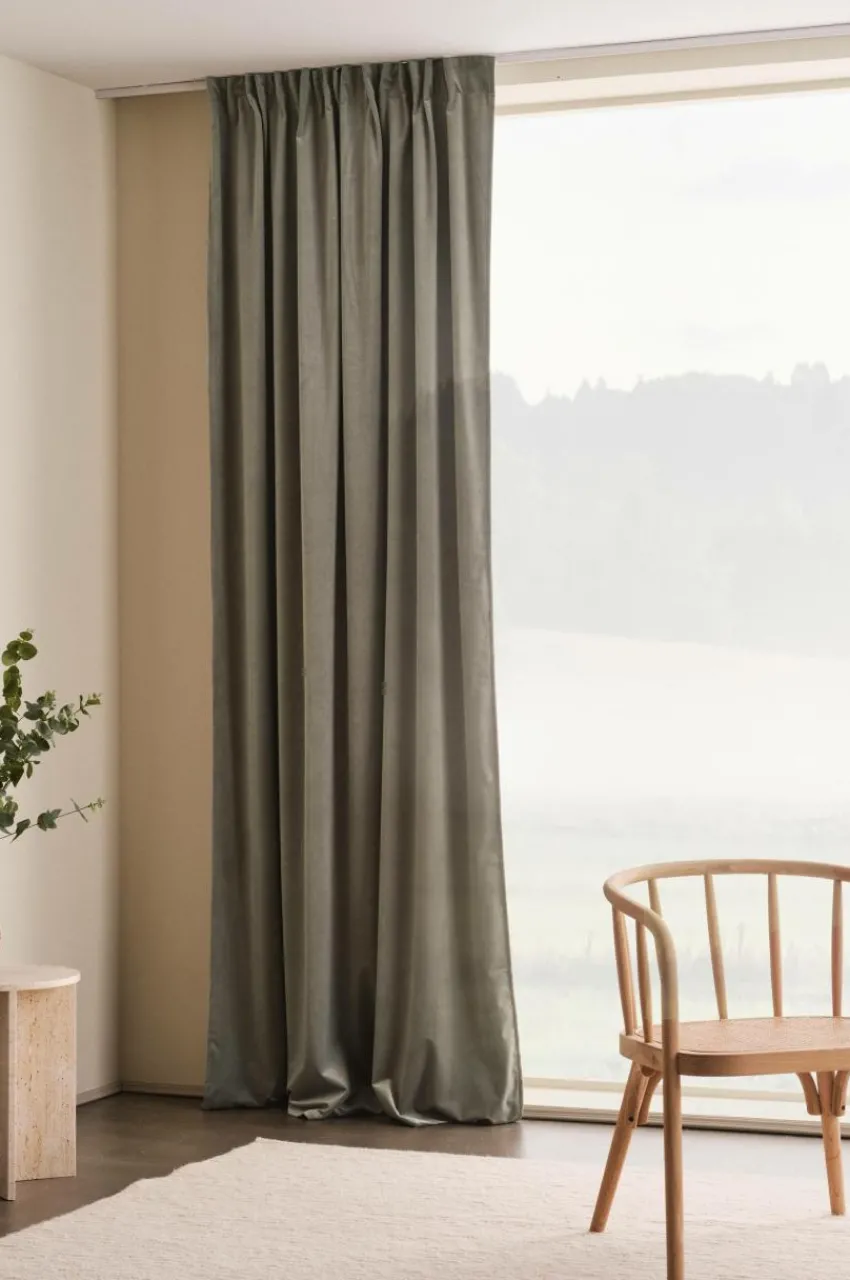 Sammetsgardiner|Multifunktionsgardiner|Jotex ELSIE Mörkläggningsgardin - 1 Längd Grågrön