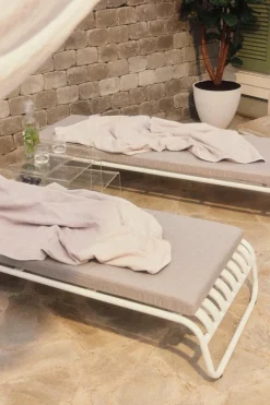 Solstolar & Solsängar|Utemöbler|Jotex NERJA Solsäng Vit/ljusgrå dyna
