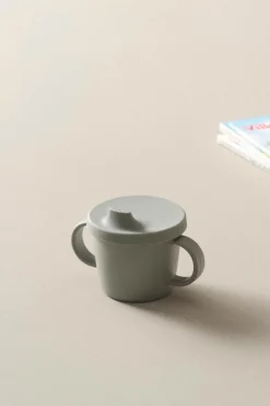 Koppar & Muggar|Barndekoration|Jotex SASSEN Mugg Med Piplock Gröngrå