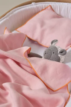 Barnsängkläder|Jotex STICH BABY Påslakanset Vagn/vagga Bubbelgumsrosa